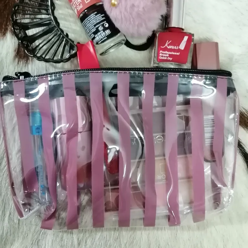 کیف آرایشی با طراحی راه راه در چرمال